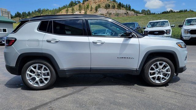 Used 2025 Jeep Compass Limited AWD/4WD image 5