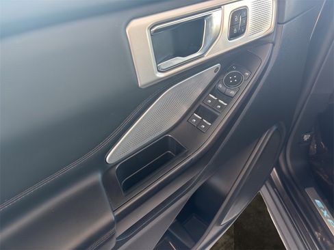 Used 2020 Ford Explorer Platinum w/ Premium Technology Package image 18