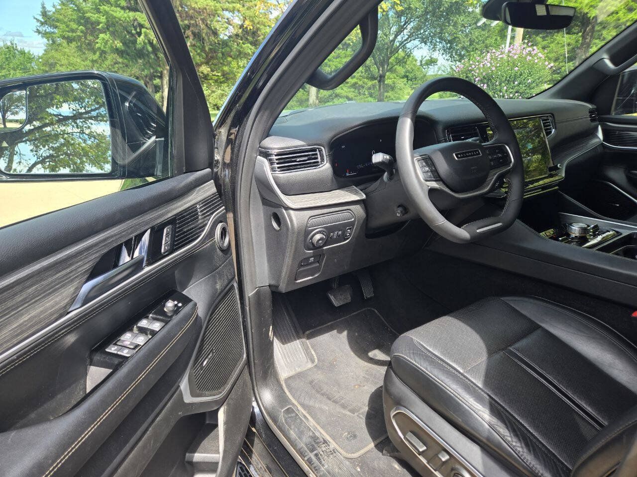 Used 2024 Jeep Wagoneer L Series III w/ Flexible Seating Group AWD/4WD image 9