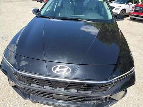 Used 2025 Hyundai Elantra Limited FWD image 4