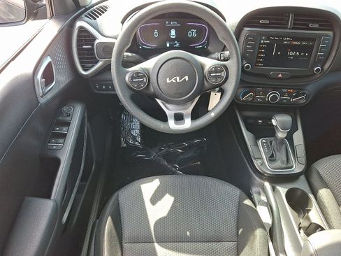 Used 2025 Kia Soul LX w/ LX Technology Package FWD image 13
