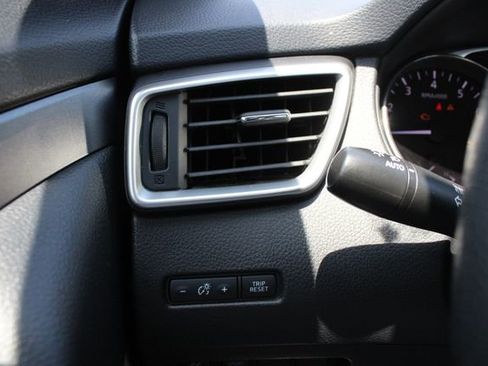 Used 2015 Nissan Rogue SV FWD image 8