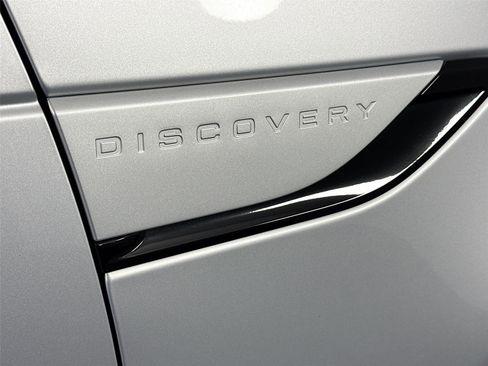 Used 2024 Land Rover Discovery S AWD/4WD image 15