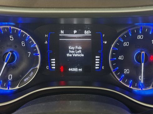 Used 2018 Chrysler Pacifica Touring-L FWD image 16