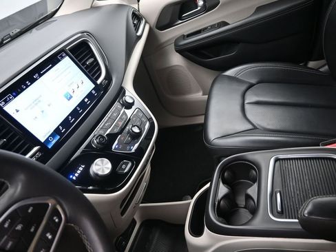 Used 2023 Chrysler Pacifica Touring-L FWD image 19