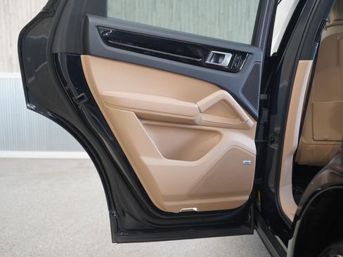 Used 2020 Porsche Cayenne image 37