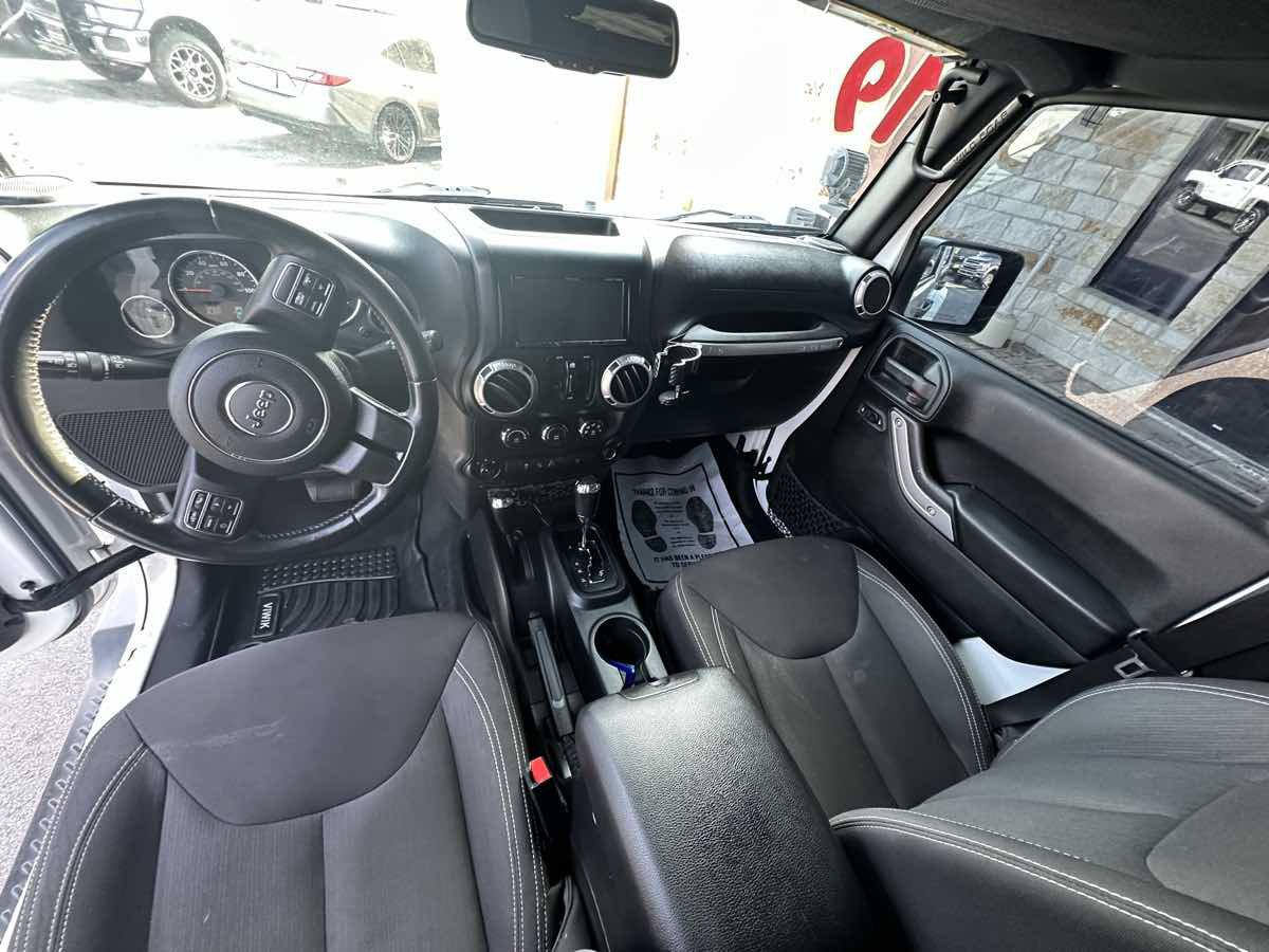 Used 2016 Jeep Wrangler Unlimited Sahara w/ Max Tow Package AWD/4WD image 11