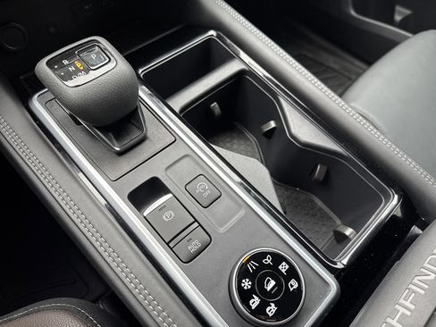 Used 2024 Nissan Pathfinder Platinum image 23