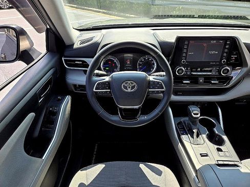 Used 2020 Toyota Highlander LE image 10