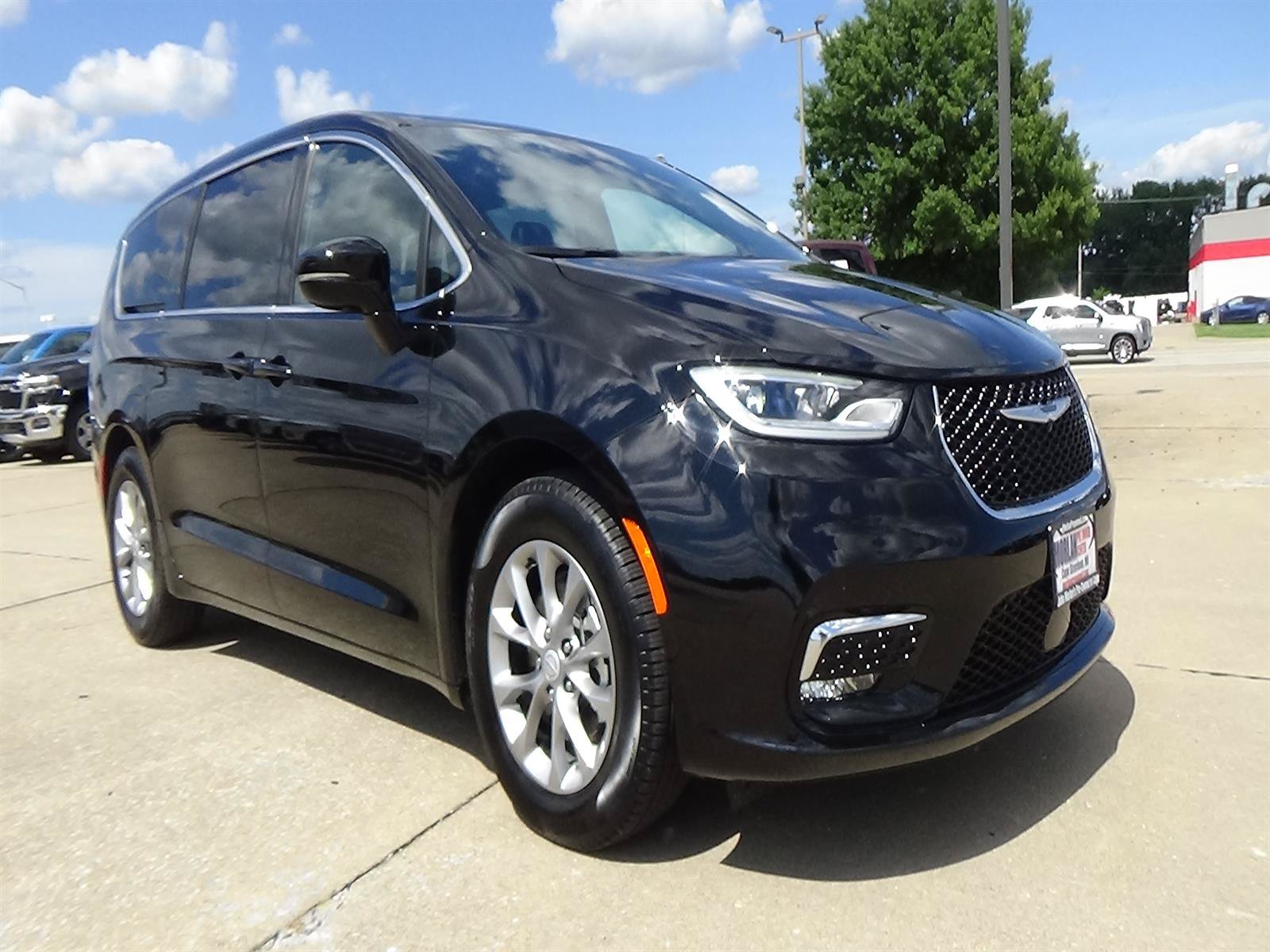 Used 2026 Chrysler Pacifica Limited FWD image 4