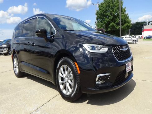 Used 2026 Chrysler Pacifica Limited FWD image 4
