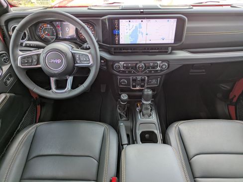 Used 2025 Jeep Wrangler Unlimited Sahara AWD/4WD image 12
