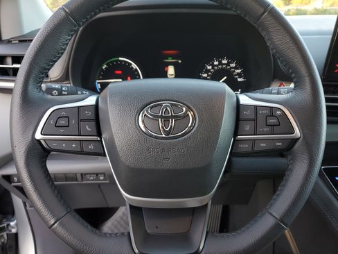 Used 2024 Toyota Sienna XLE image 21