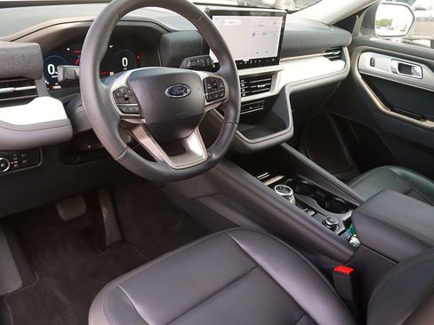Used 2025 Ford Explorer Active w/ Active Comfort Package RWD image 11