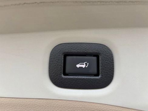 Used 2016 Nissan Rogue SV w/ SV Premium Package image 35