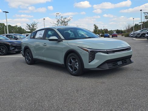 New 2025 Kia K4 LXS image 2