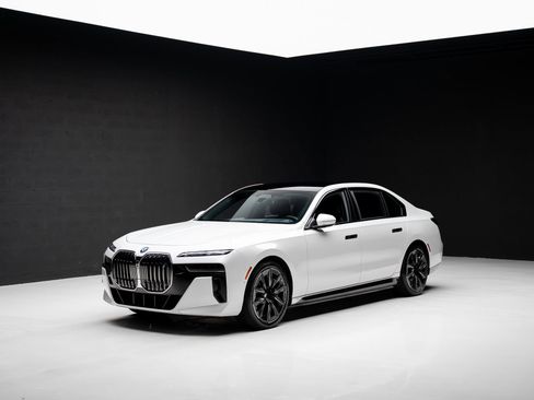 Used 2023 BMW i7 xDrive60 w/ Executive Package 2 AWD/4WD image 5