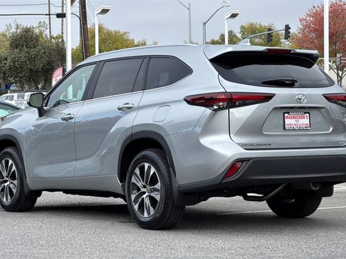 Certified 2025 Toyota Highlander XLE image 5