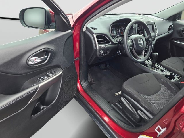 Used 2019 Jeep Cherokee Latitude w/ Popular Appearance Group FWD image 19