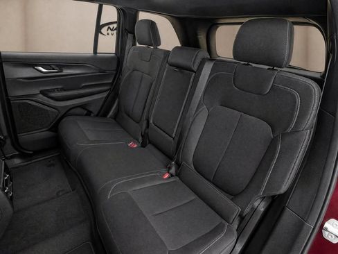 Used 2025 Jeep Grand Cherokee Altitude RWD image 14