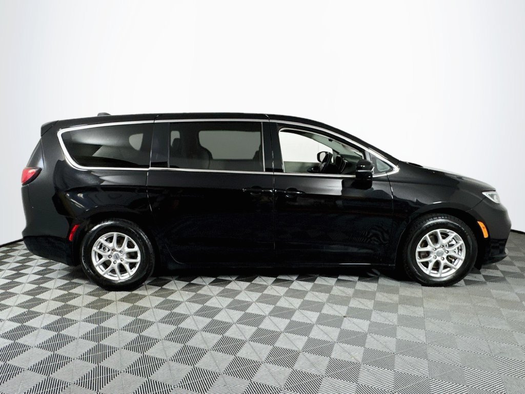 Used 2024 Chrysler Pacifica Touring-L FWD image 8