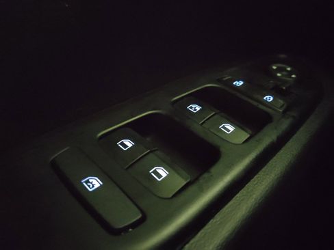 Used 2025 Hyundai Venue SEL FWD image 27