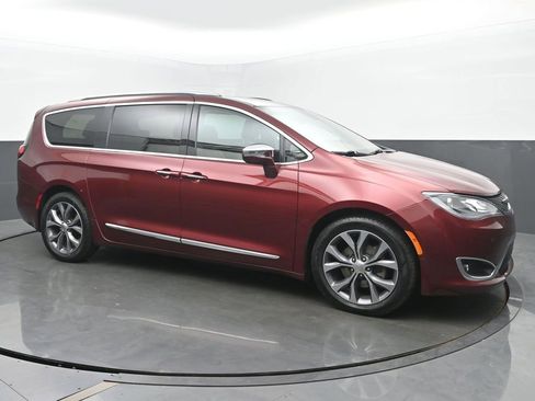 Used 2017 Chrysler Pacifica Limited FWD image 7