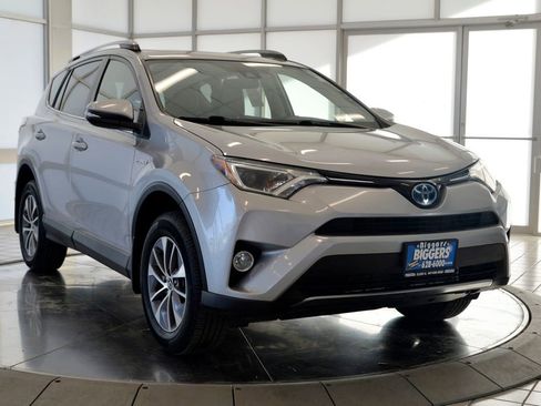 Used 2018 Toyota RAV4 XLE image 2