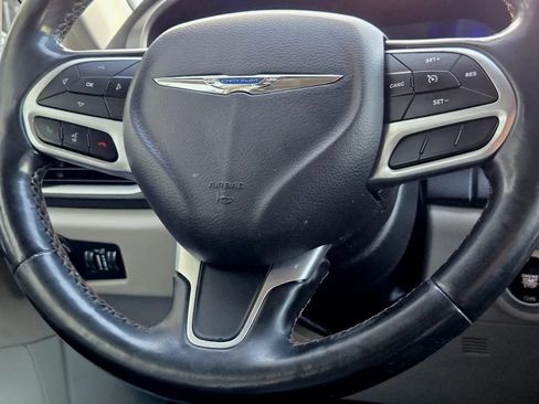 Used 2019 Chrysler Pacifica Touring-L FWD image 34