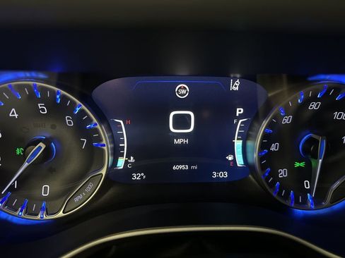 Used 2023 Chrysler Pacifica Touring-L FWD image 4
