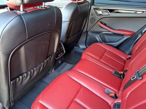 Certified 2025 Porsche Macan image 16