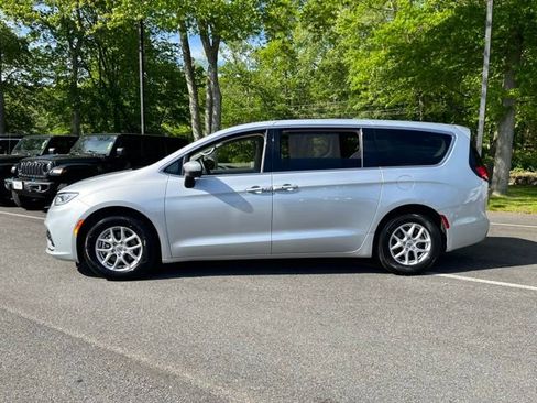 Used 2023 Chrysler Pacifica Touring-L FWD image 12
