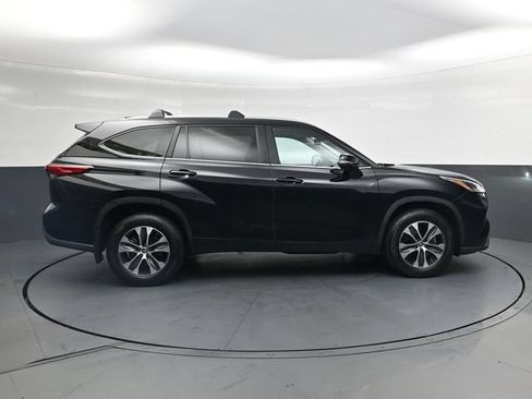 Used 2023 Toyota Highlander XLE AWD/4WD image 3