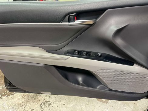 Used 2018 Toyota Camry XLE image 18