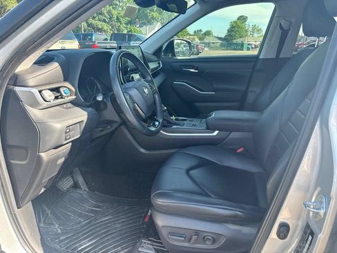 Used 2020 Toyota Highlander XLE FWD image 7