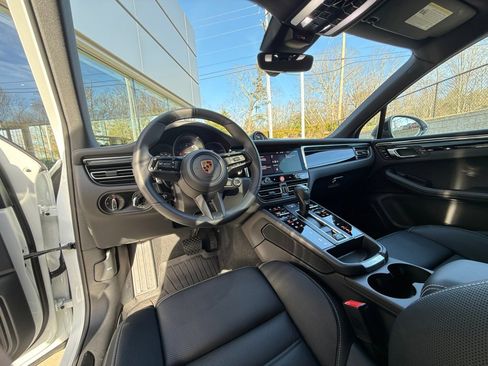 Certified 2025 Porsche Macan Turbo image 4