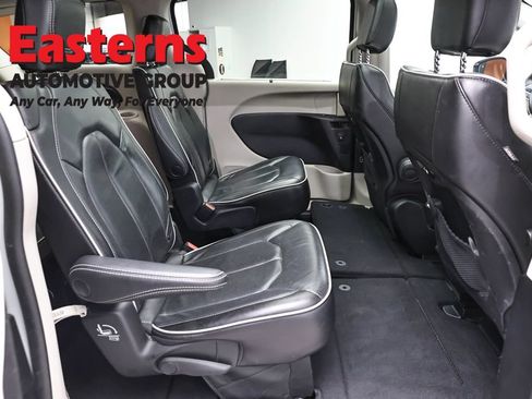 Used 2023 Chrysler Pacifica Limited FWD image 25