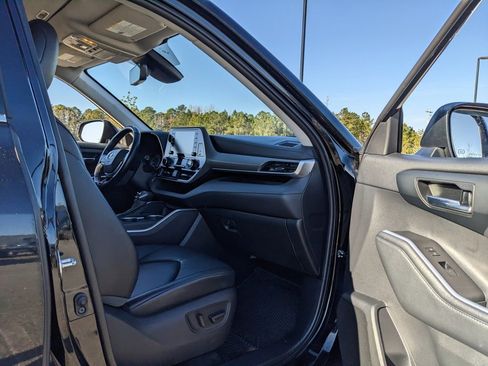 Used 2021 Toyota Highlander XLE image 37