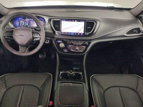 Used 2025 Chrysler Pacifica Limited image 18