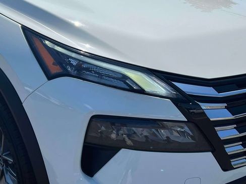 Used 2025 Nissan Rogue S AWD/4WD image 9