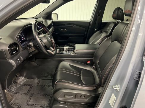 Used 2025 Honda Pilot TrailSport image 12