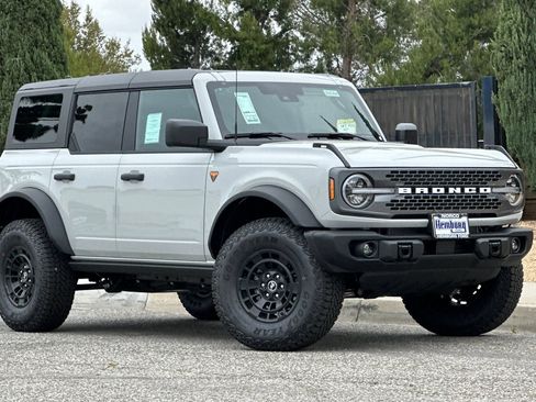 New 2026 Ford Bronco Badlands w/ Sasquatch Package AWD/4WD image 2