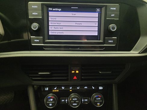 Used 2024 Volkswagen Jetta SE w/ Panoramic Sunroof Package image 25