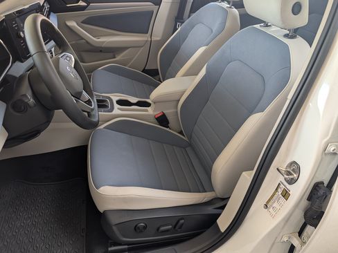 Used 2025 Volkswagen Jetta SE w/ Sunroof Package FWD image 17