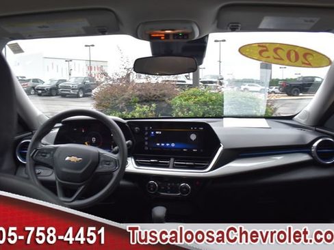 Certified 2025 Chevrolet Trax LT FWD image 3