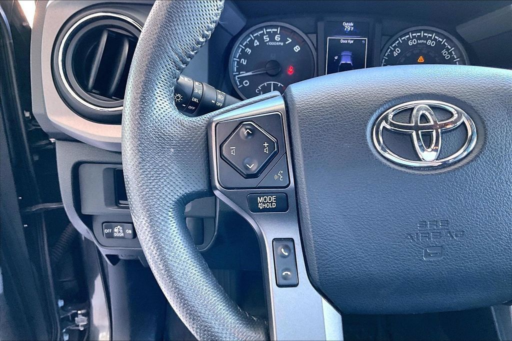 Used 2018 Toyota Tacoma TRD Off-Road w/ Technology Package AWD/4WD image 7