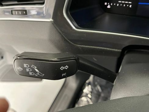 Used 2023 Volkswagen Tiguan SE FWD image 19