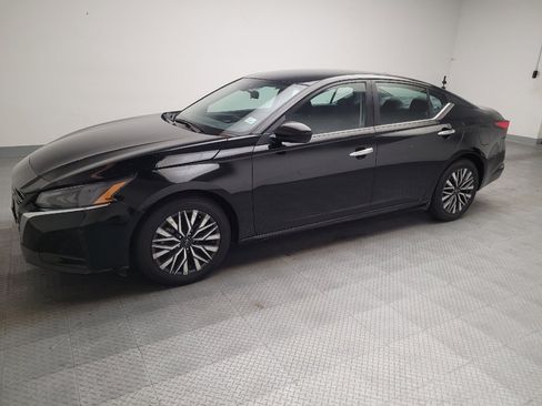 Used 2024 Nissan Altima 2.5 SV FWD image 2