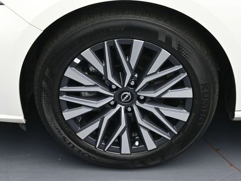 Used 2025 Nissan Altima 2.5 SV FWD image 7