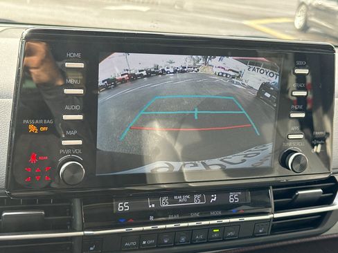 Used 2023 Toyota Sienna XLE image 18